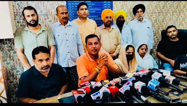 पतरकाराें से बातचीरीत करते हुए अमित कपूर आर अनय्