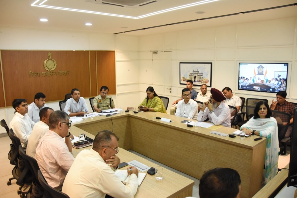 सीईटी परीक्षा की तैयारियों बारे अधिकारियों को निर्देश देते उपायुक्त अनीश यादव।