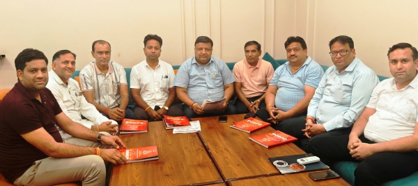 परिचय सम्मेलन की जानकारी देते प्रधान राजकुमार गोयल।
