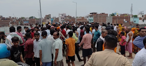 हादसे के बाद मौके पर पहुंची और भीड़।