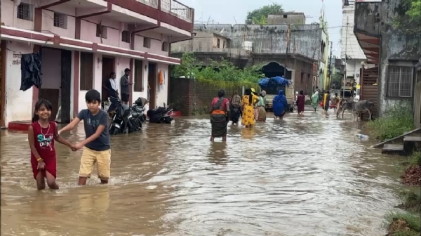 घरों में घुसा बारिश का पानी।
