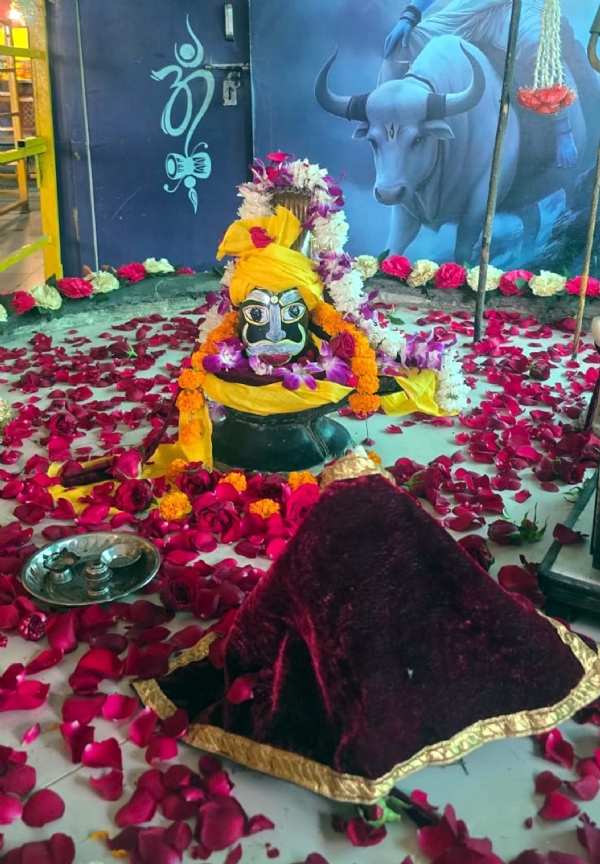 बीड़ बबरान धाम में आलौकिक श्रृंगार से सुसज्जित बाबा महाकाल का स्वरूप।