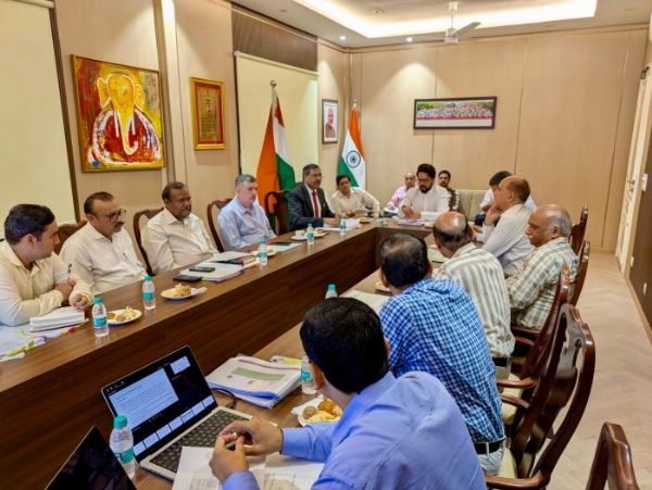 दिल्ली में अधिकारियों के साथ बैठक करते सांसद अनुराग ठाकुर
