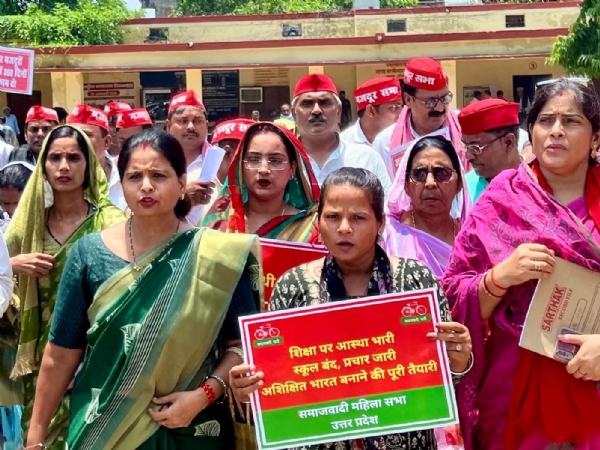 महिला जिलाअध्यक्ष के नेतृत्व में प्रदर्शन करते हुए महिलाएं