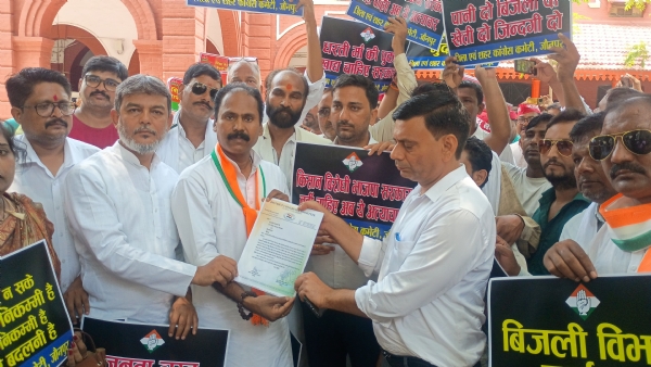 कांग्रेसी नेता ज्ञापन देते हुए