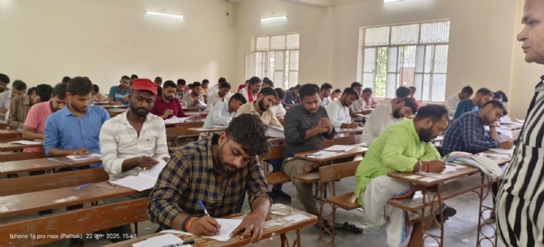 बीएड की परीक्षा दे रहे छात्र