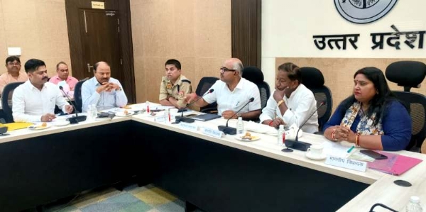 कानपुर में जिलाधिकारी जितेंद्र प्रताप सिंह की अध्यक्षता में सड़क सुरक्षा समिति एवं जिला विद्यालय यान परिवहन सुरक्षा समिति की बैठक को संबोधित करते हुए का छायाचित्र