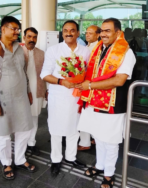 तेलंगाना के भाजपा प्रदेश संगठन मंत्री चन्द्रशेखर का बमरौली एयरपोर्ट पर स्वागत करने का छाया चित्र
