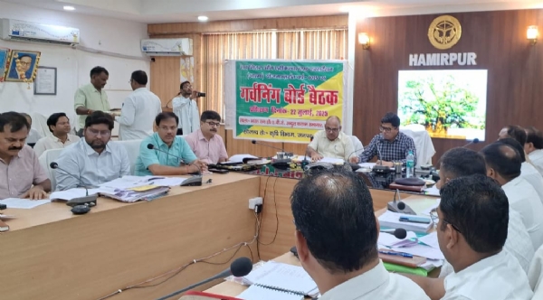 यूरिया खाद न होने पर डीएम ने जिला कृषि अधिकारी को लगाई फटकार