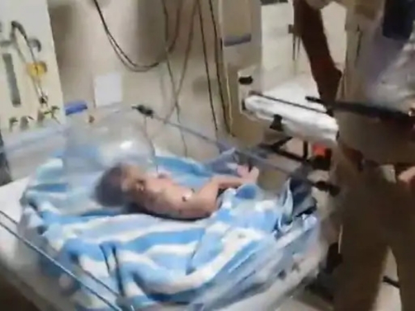 अस्पताल में भर्ती बच्चा व जांच करती पुलिस।