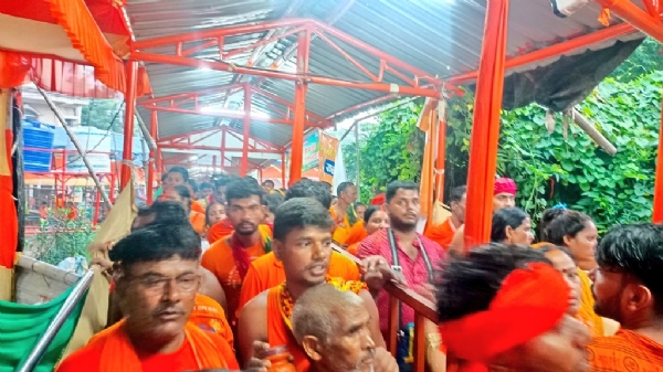 लोग लाइन में लगकर जल चढ़ाने जाते