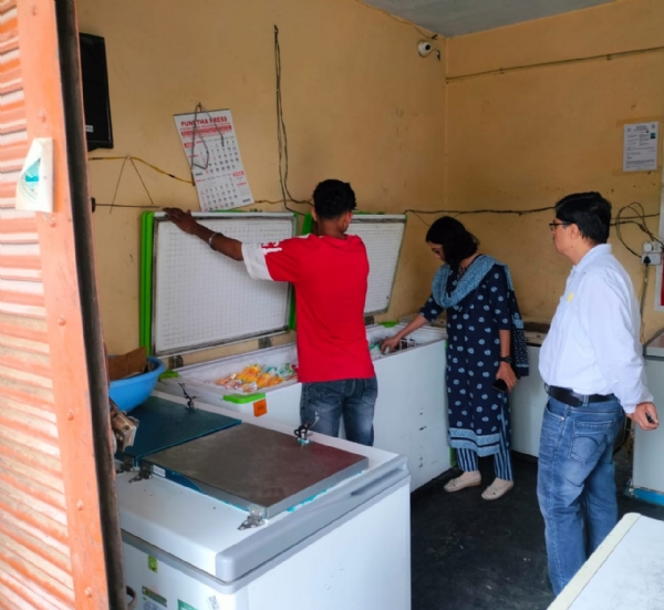 निरीक्षण करते खाद्य सुरक्षा अधिकारी