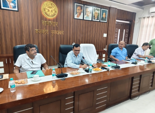 कलेक्ट्रेट सभागार में जिला उद्योग बन्धु समिति की बैठक को संबोधित करते अपर जिला अधिकारी प्रशासन गुलाब चंद्र।