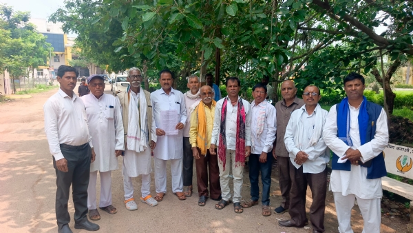 समूह में खड़े हुए छत्तीसगढ़ किसान यूनियन के सदस्यगण।