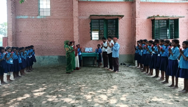 अररिया फोटो: बच्चों के साथ शिक्षकों में चंद्रशेखर आजाद और बाल गंगाधर तिलक को दी श्रद्धांजलि