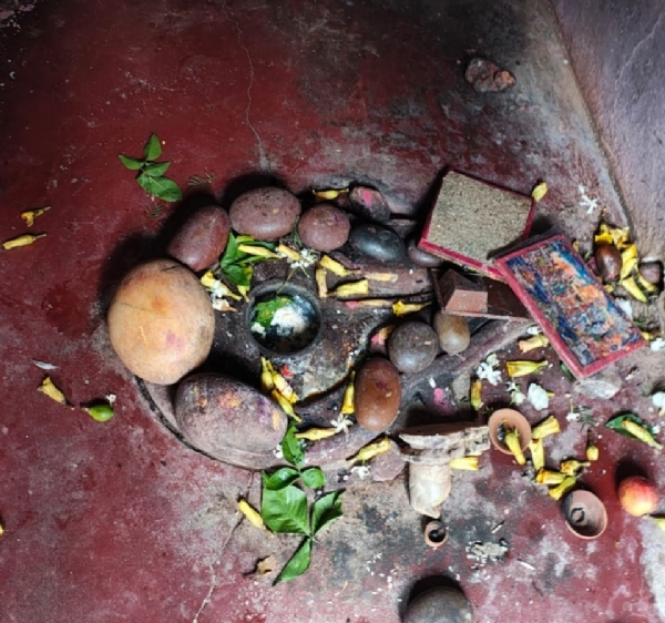 मोहल्ला गोला लाला में स्थित शिव मंदिर से शिवलिंग गायव।