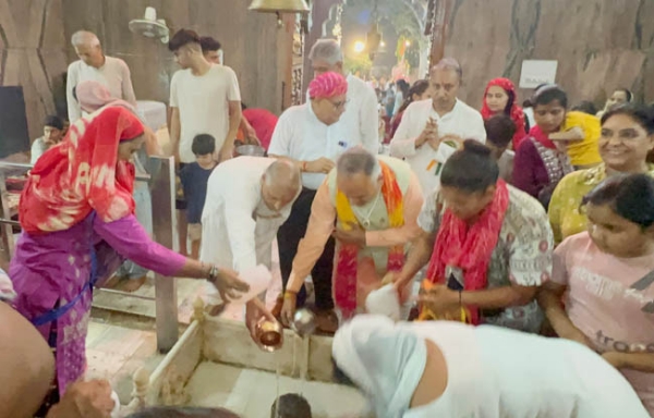 मेयर नगर निगम राजीव जैनशिव जलाभिषेक करते हुए