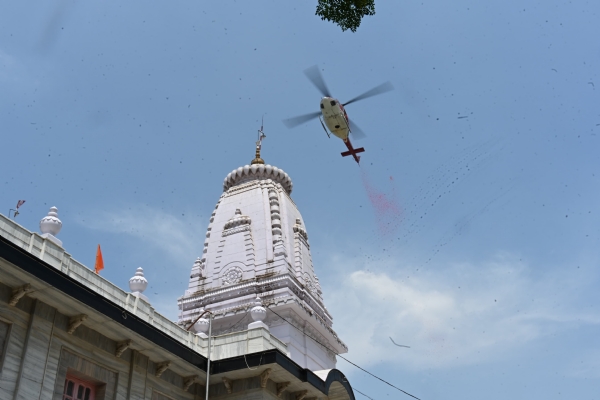 *गोरखपुर के प्रमुख शिव मंदिरों पर हेलीकॉप्टर से हुई पुष्प वर्षा*