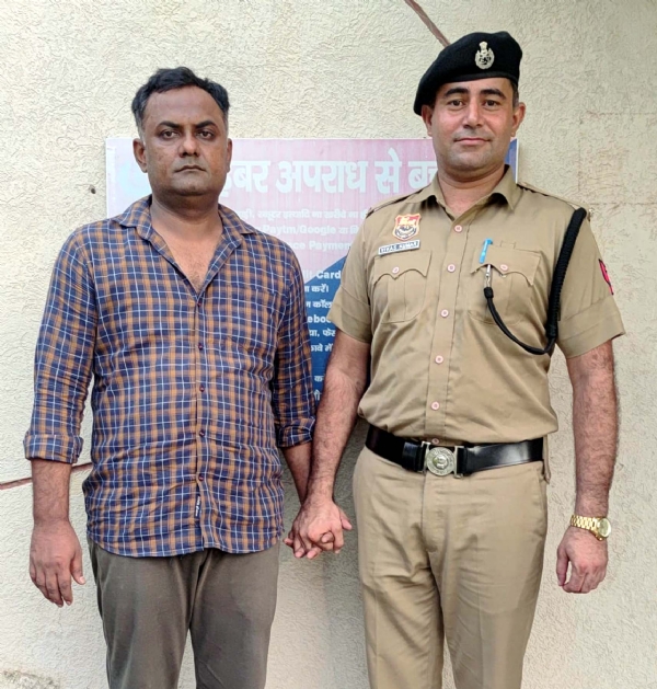 पुलिस गिरफ्त में साइबर हाई सिक्योरिटी नंबर प्लेट की फर्जी वेबसाइट से ठगी का आरोपी।