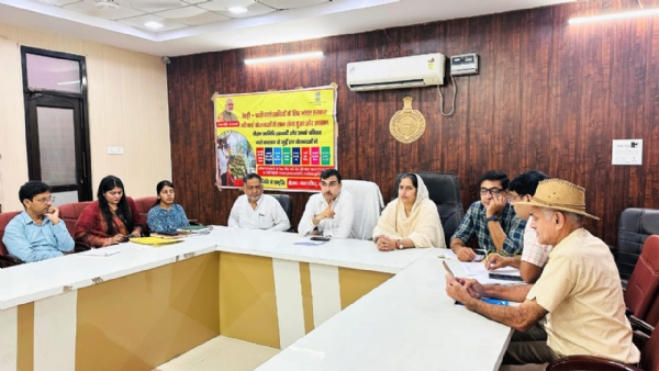 नप कार्यालय बहादुरगढ़ में अधिकारियों की बैठक लेते डीएमसी डॉ. सुशील कुमार व मीटिंग में मौजूद चेयरपर्सन सरोज राठी।