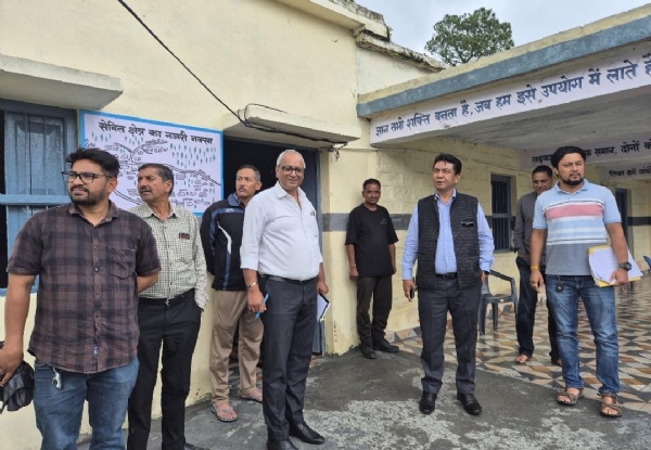 मतदान केदो का निरीक्षण करते प्रेक्षक