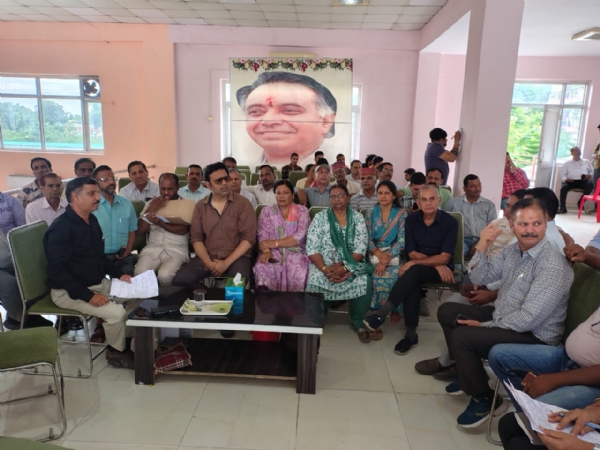 आरएस बाली अधिकारियों के साथ बातचीत करते हुए।