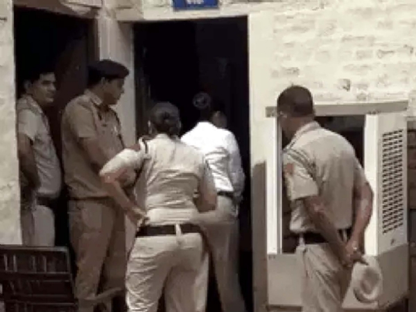 मौके पर जांच के लिए पहुंचे फोरेंसिंग टीम।