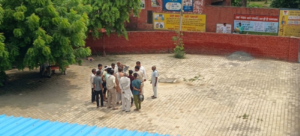 मृतक के शव का पोस्टमार्टम करवाने आए परिजन।