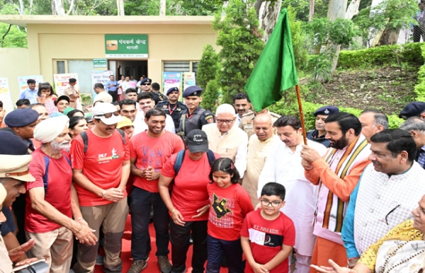 हरियाणा के मुख्यमंत्री मोरनी में वन महोत्सव के दौरान ट्रैंकिग टीम को रवाना करते हुए