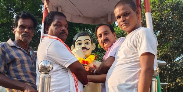 अररिया फोटो:चंद्रशेखर आजाद की प्रतिमा पर माल्यार्पण करते भाजपा नेता