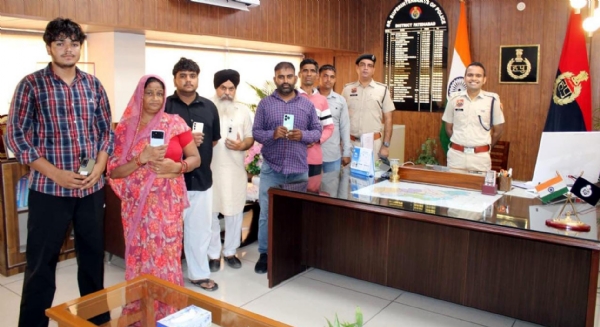 फतेहाबाद। लोगों को उनके गुम हुए मोबाइल फोन सौंपते एसपी सिद्धांत जैन।