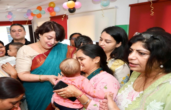 हरियाणा की गृहसचिव सुमिता मिश्रा क्रेच के उदघाटन अवसर पर महिलाओं से बातचीत करते हुए