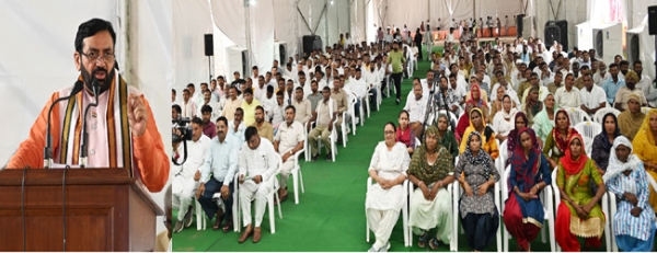 हरियाणा के मुख्यमंत्री प्रदेश भर से चंडीगढ़ आए सफाई कर्मियों को संबोधित करते हुए