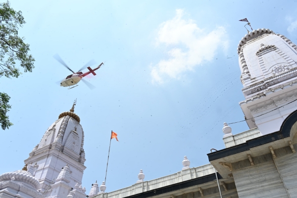 *गोरखपुर के प्रमुख शिव मंदिरों पर हेलीकॉप्टर से हुई पुष्प वर्षा*