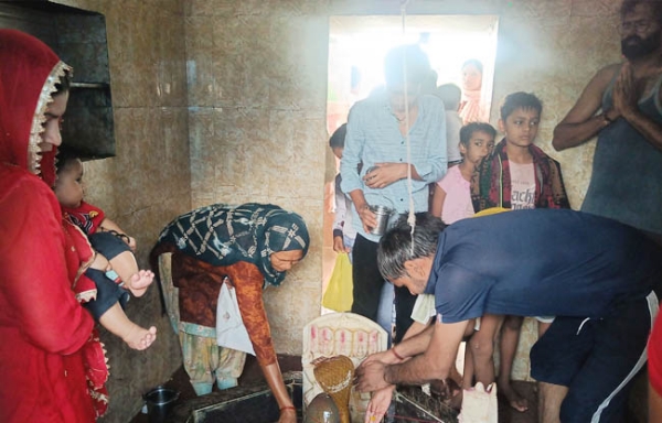 शिव का जलाभिषेक करते हुए भक्क्त