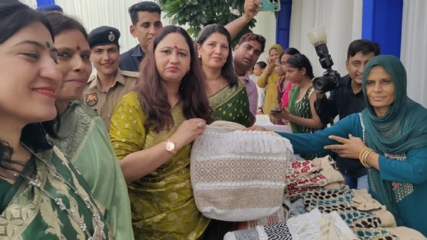 पानीपत में आयोजित राज्य स्तरीय तीज समारोह में मुख्यमंत्री नायब सिंह की धर्मपत्नी सुमन सैनी को हाथ से बना थैला भेट करती समूह की सदस्य