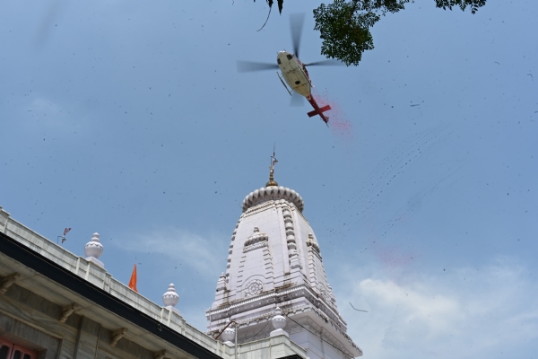 *गोरखपुर के प्रमुख शिव मंदिरों पर हेलीकॉप्टर से हुई पुष्प वर्षा*