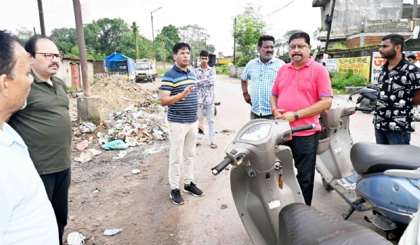 कोरबा शहर के विभिन्न स्थलों का भ्रमण कर साफ-सफाई कार्यो का निरीक्षण किया आयुक्त ने