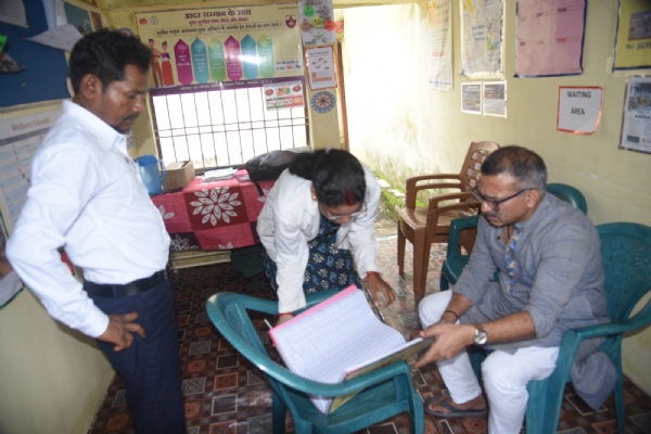 स्वास्थ्यकर्मियों को आवश्यक निर्देश देते कलेक्टर