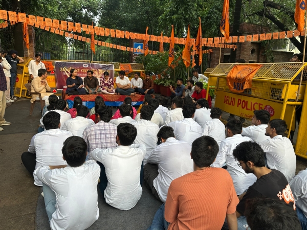 अभाविप के छात्र प्रदर्शन करते हुए