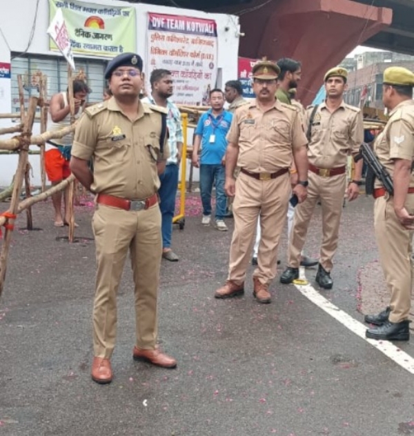 सुरक्षा में लगे पुलिस अधिकारी