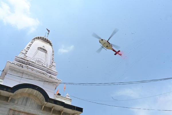 *गोरखपुर के प्रमुख शिव मंदिरों पर हेलीकॉप्टर से हुई पुष्प वर्षा*