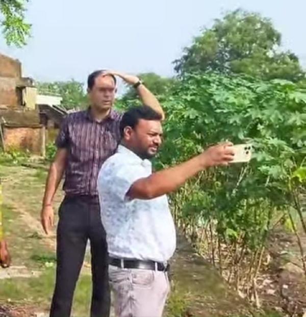 कचड़े के ढेर का निरीक्षण करते बीडीओ सुमित कुमार
