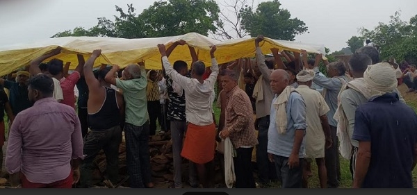 आज भी श्मशान में अव्यवस्थाएं, अंतिम संस्कार में लगानी पड़ी त्रिपाल