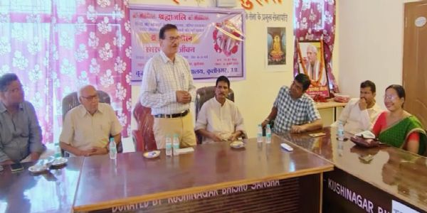 दिवंगत साहित्यकार  डाॅ.अरुणेश नीरन को कुशीनगर में दी गई श्रद्धांजलि