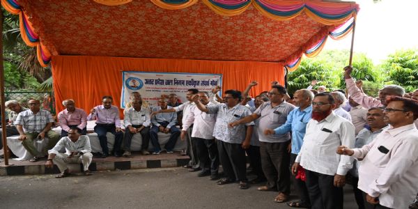 पांच माह से वेतन और पेंशन न मिलने पर जल निगम कर्मचारियाें ने मुख्यालय घेरा