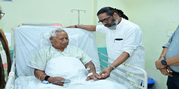 कड़िया मुंडा से मुख्यमंत्री सहित कई नेताओं ने अस्पताल में की मुलाकात, स्वास्थ्य की ली जानकारी