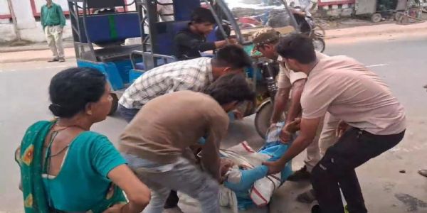 सड़क हादसे में घायल बुजुर्ग को पत्रकारों ने पहुंचाया अस्पताल