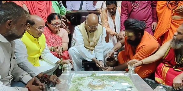 पूर्व राष्ट्रपति कोविंद ने कानपुर के प्राचीन शिव मंदिर आनंदेश्वर में की पूजा अर्चना