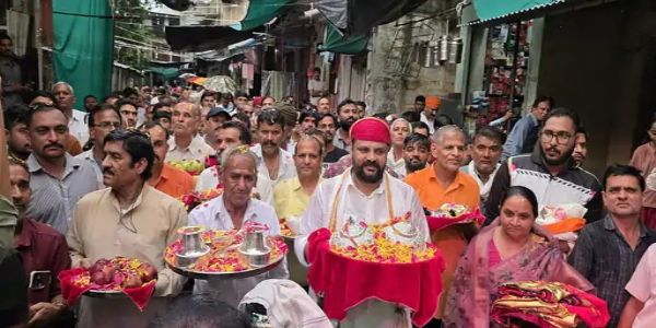 शीतला माता मंदिर में भाजपा नेता ने अर्पित किए चांदी के आभूषण व पोशाक
